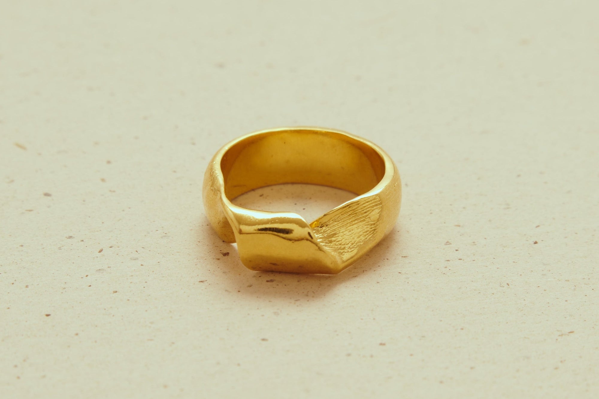 Anillo Wave con Baño de Oro de 24 kt de 5 Micras