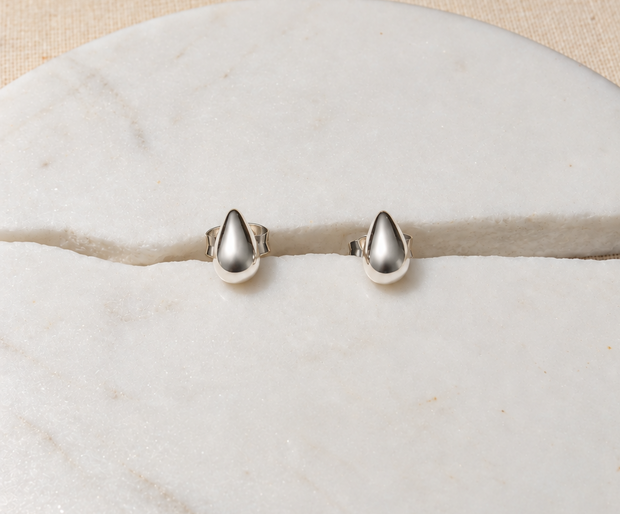 Aretes Topo Gota en Bronce con Baño en Plata Ley 925