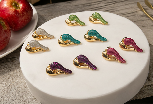 Aretes Hands en Bronce con Baño de Oro de 24 Kt