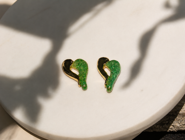 Aretes Hands en Bronce con Baño de Oro de 24 Kt